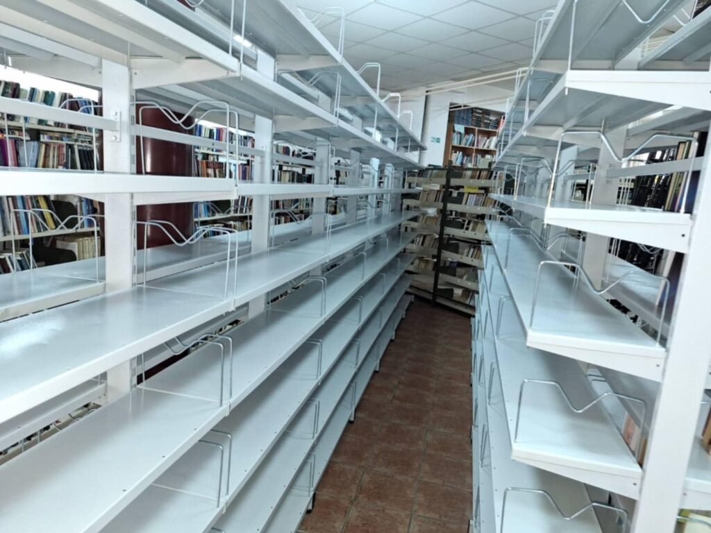 Knjižne police za biblioteku