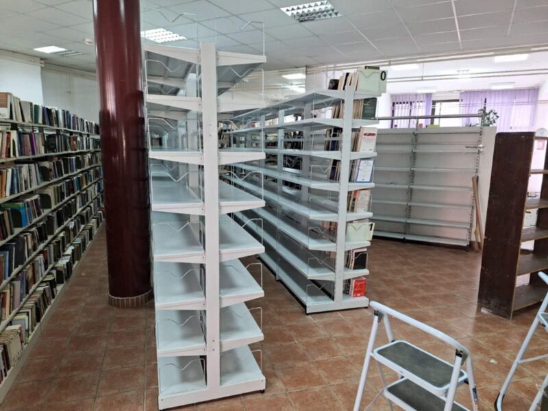 Knjižne police za biblioteke
