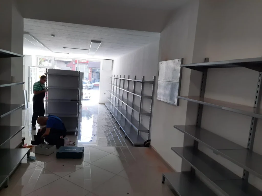 Montaža gondolskih polica u prodajnom prostoru