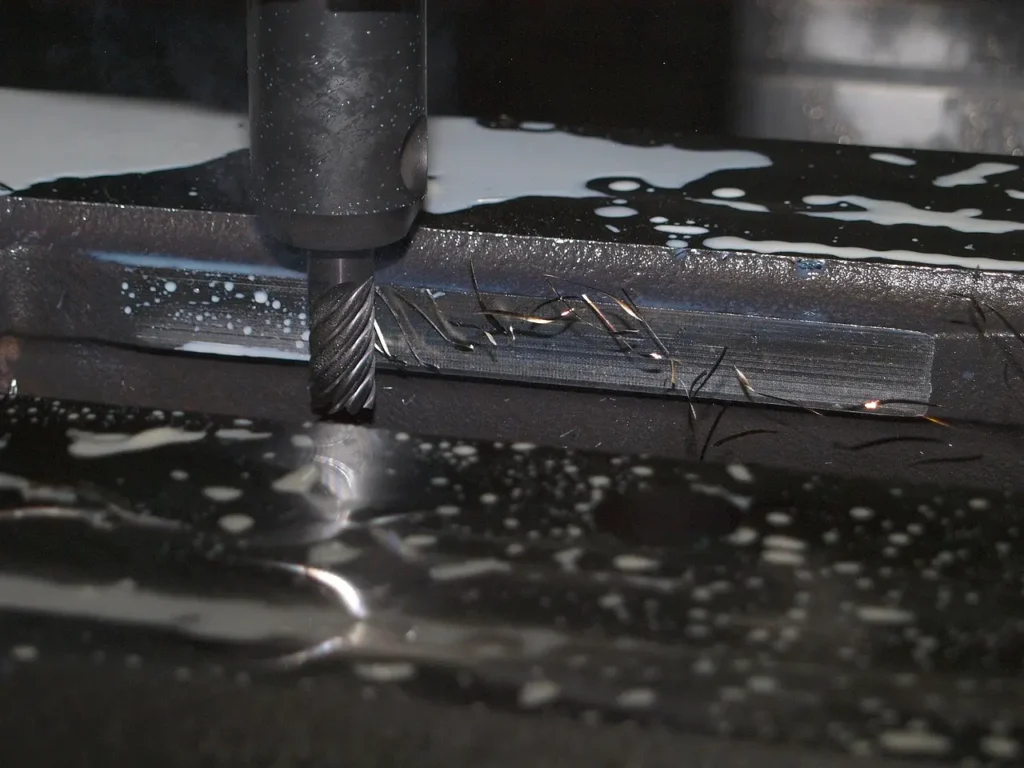 CNC mašina tokom sečenja metala